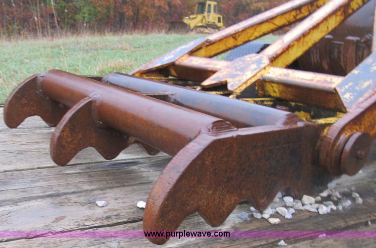 image for item B2927 1985 Caterpillar 225 excavator