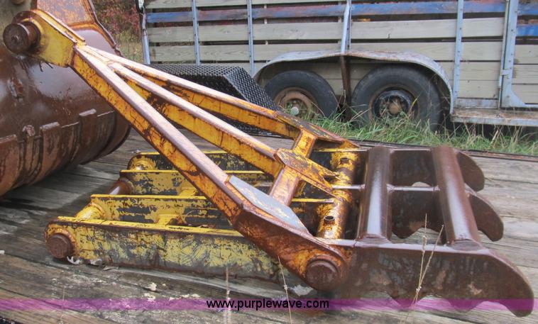 image for item B2927 1985 Caterpillar 225 excavator