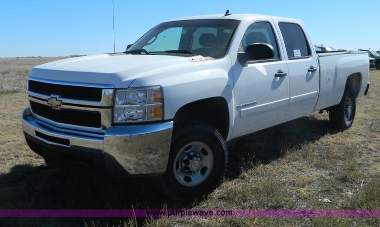 image for item B3942 2007 Chevrolet Silverado C2500HD Crew Cab pickup truck