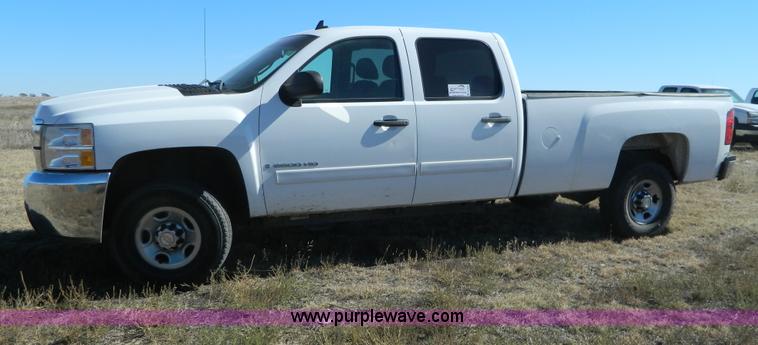 image for item B3942 2007 Chevrolet Silverado C2500HD Crew Cab pickup truck