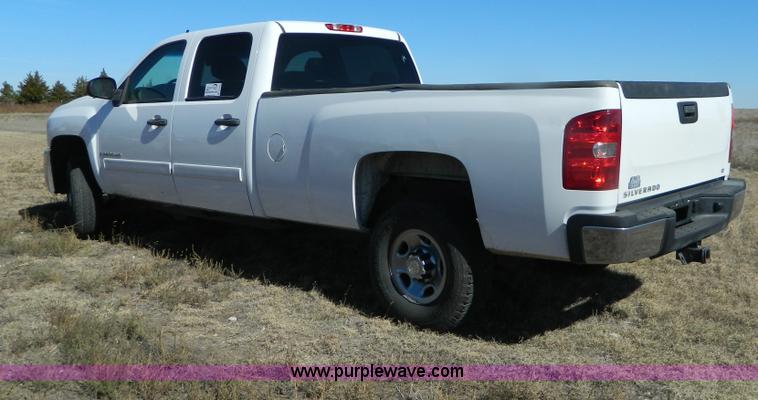 image for item B3942 2007 Chevrolet Silverado C2500HD Crew Cab pickup truck
