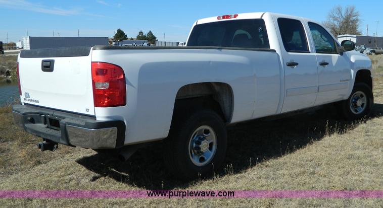 image for item B3942 2007 Chevrolet Silverado C2500HD Crew Cab pickup truck