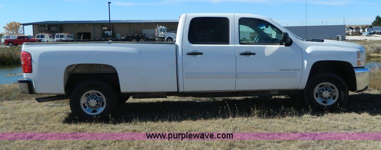 image for item B3942 2007 Chevrolet Silverado C2500HD Crew Cab pickup truck