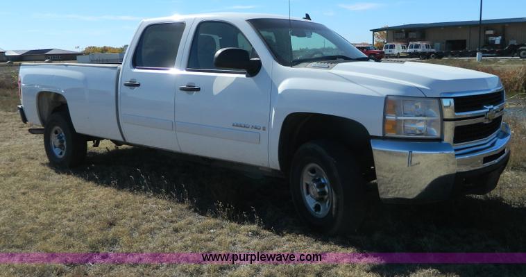 image for item B3942 2007 Chevrolet Silverado C2500HD Crew Cab pickup truck