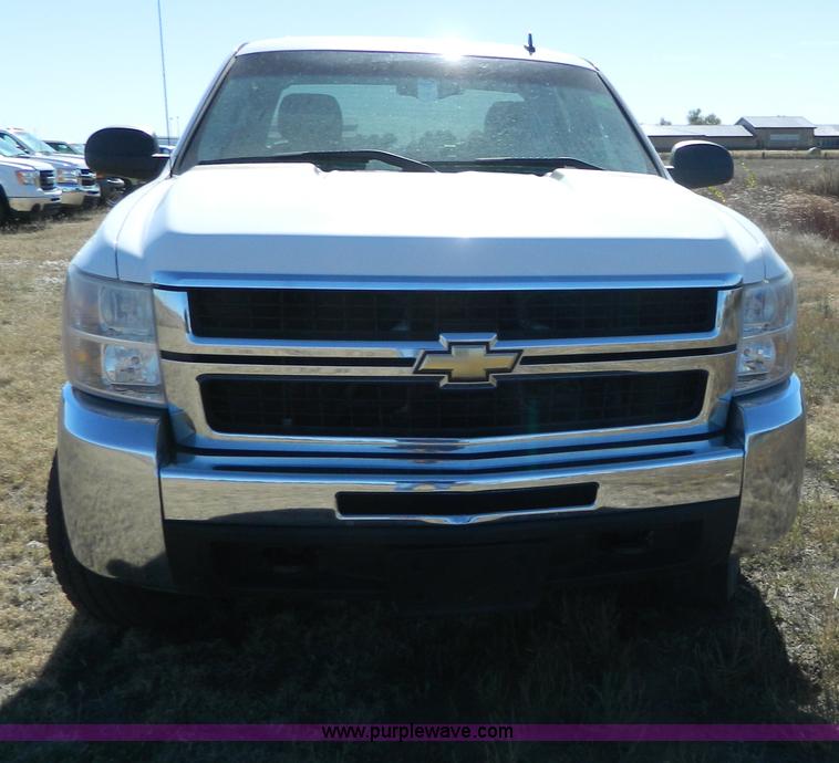 image for item B3942 2007 Chevrolet Silverado C2500HD Crew Cab pickup truck