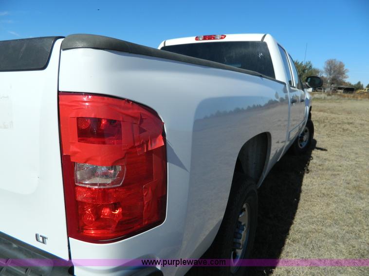 image for item B3942 2007 Chevrolet Silverado C2500HD Crew Cab pickup truck