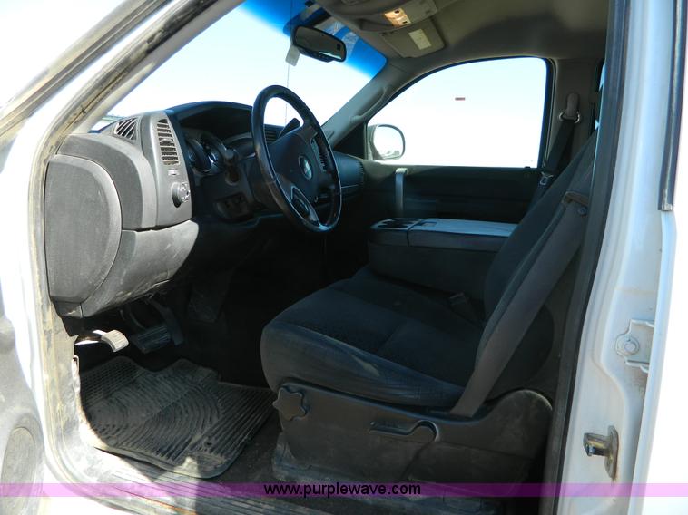 image for item B3942 2007 Chevrolet Silverado C2500HD Crew Cab pickup truck