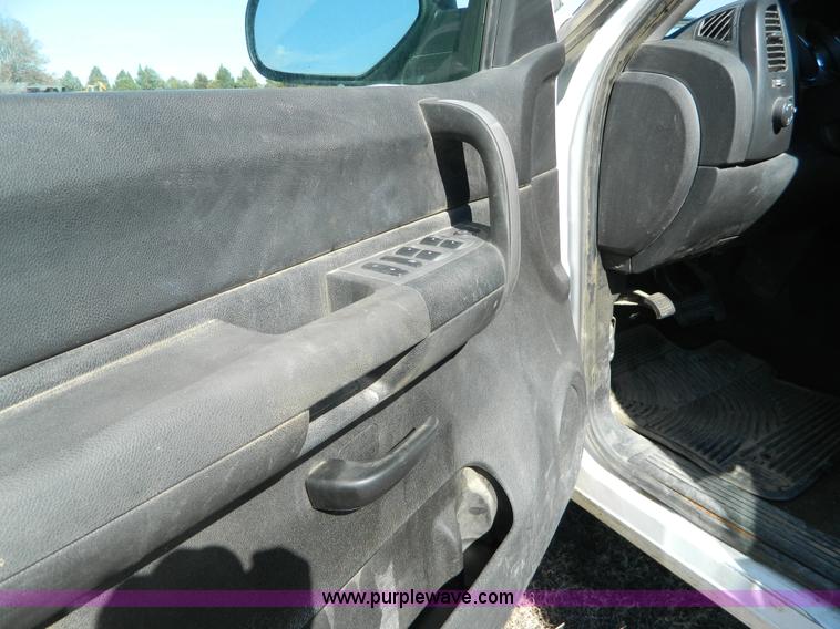 image for item B3942 2007 Chevrolet Silverado C2500HD Crew Cab pickup truck