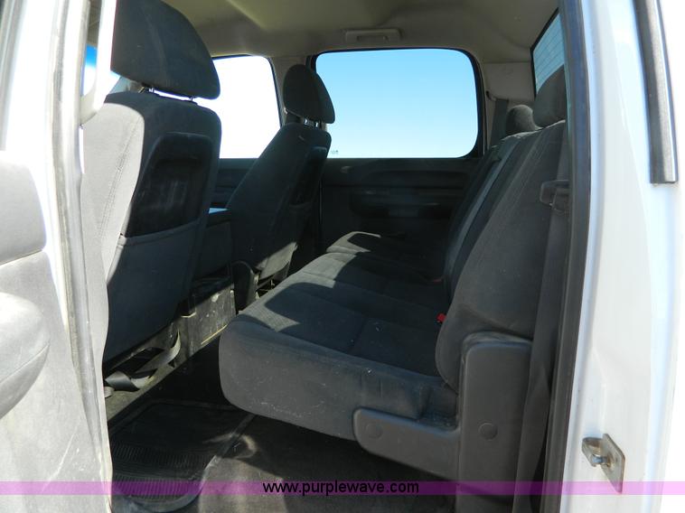 image for item B3942 2007 Chevrolet Silverado C2500HD Crew Cab pickup truck