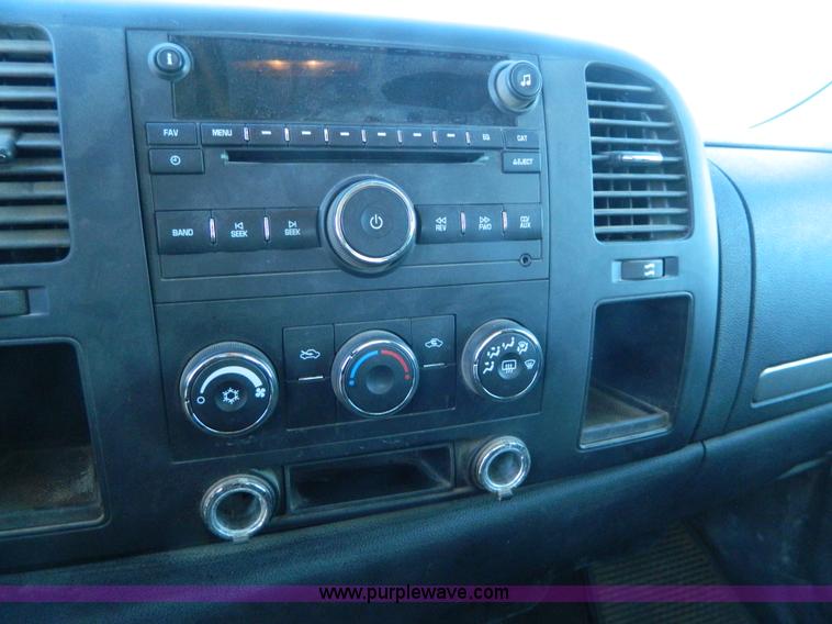 image for item B3942 2007 Chevrolet Silverado C2500HD Crew Cab pickup truck