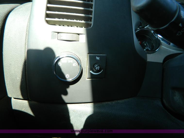 image for item B3942 2007 Chevrolet Silverado C2500HD Crew Cab pickup truck