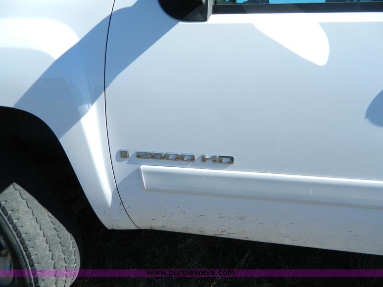 image for item B3942 2007 Chevrolet Silverado C2500HD Crew Cab pickup truck