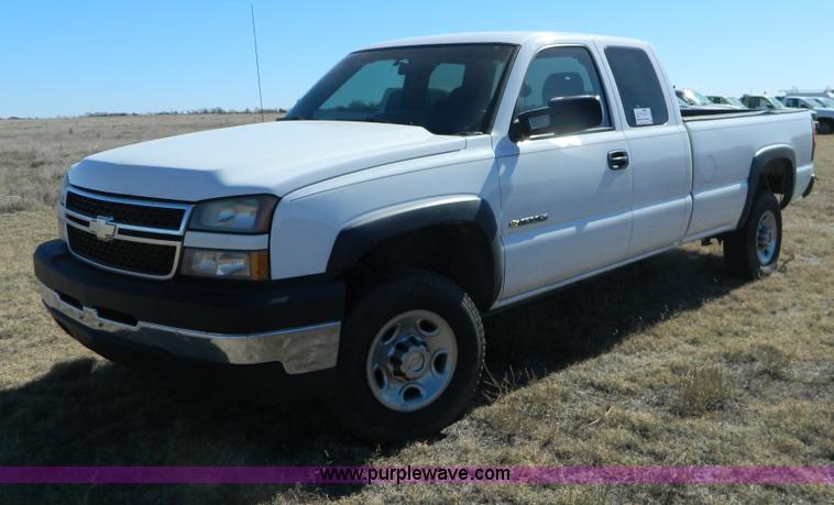 image for item B3943 2006 Chevrolet Silverado C2500HD Extended Cab pickup truck