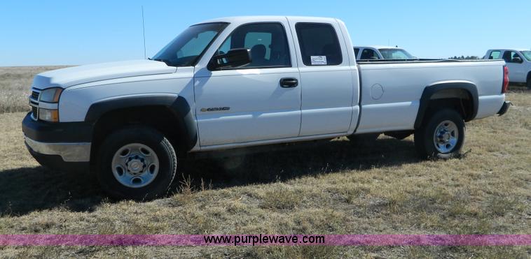 image for item B3943 2006 Chevrolet Silverado C2500HD Extended Cab pickup truck