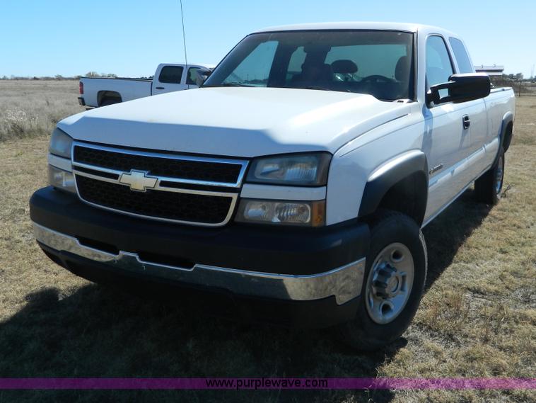 image for item B3943 2006 Chevrolet Silverado C2500HD Extended Cab pickup truck