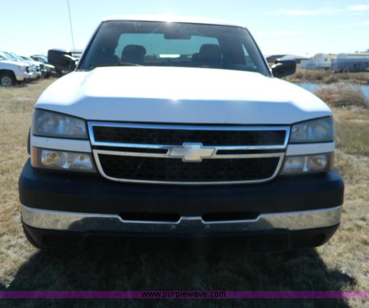 image for item B3943 2006 Chevrolet Silverado C2500HD Extended Cab pickup truck