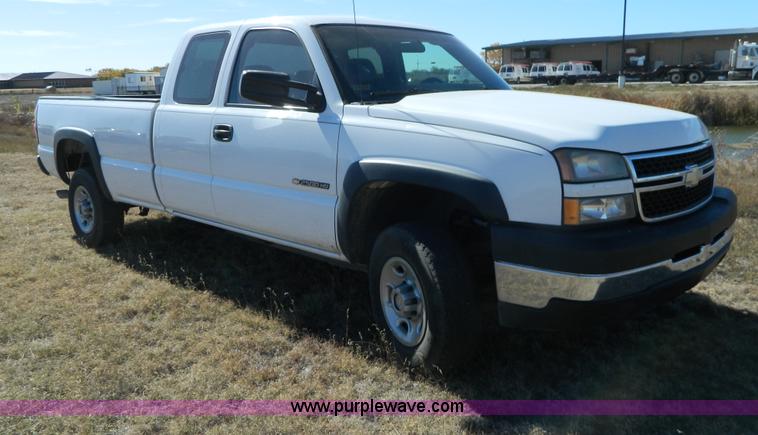image for item B3943 2006 Chevrolet Silverado C2500HD Extended Cab pickup truck