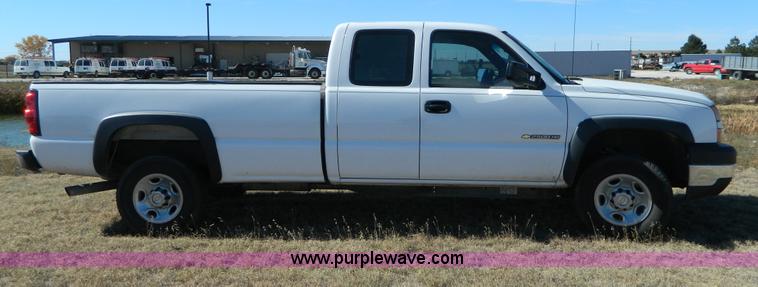 image for item B3943 2006 Chevrolet Silverado C2500HD Extended Cab pickup truck