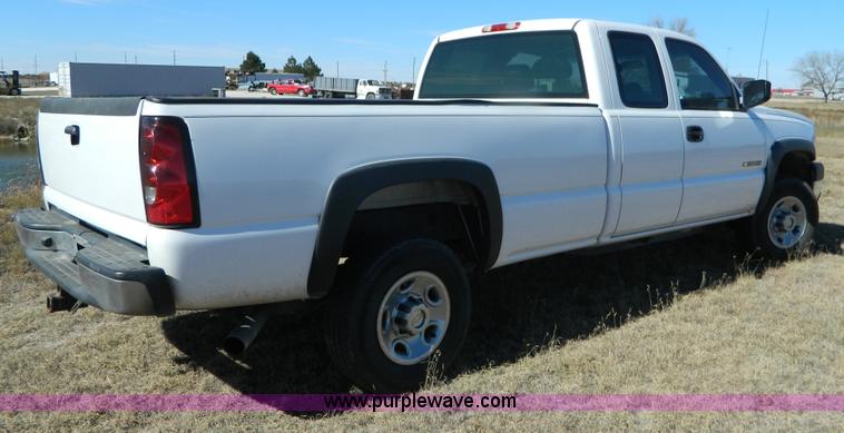 image for item B3943 2006 Chevrolet Silverado C2500HD Extended Cab pickup truck