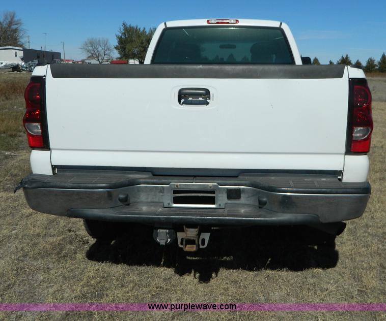 image for item B3943 2006 Chevrolet Silverado C2500HD Extended Cab pickup truck