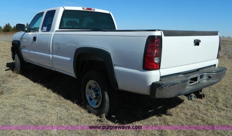 image for item B3943 2006 Chevrolet Silverado C2500HD Extended Cab pickup truck