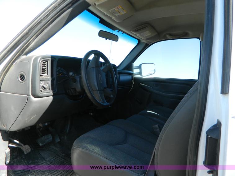 image for item B3943 2006 Chevrolet Silverado C2500HD Extended Cab pickup truck