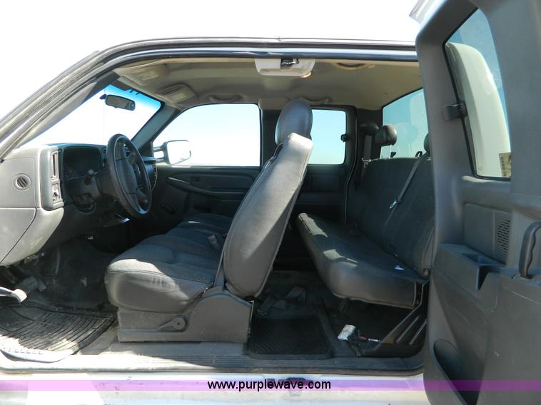 image for item B3943 2006 Chevrolet Silverado C2500HD Extended Cab pickup truck