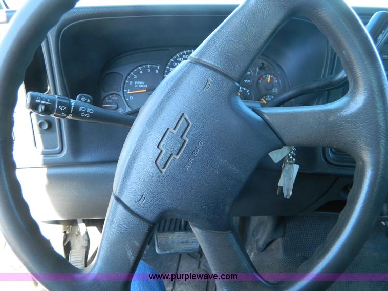 image for item B3943 2006 Chevrolet Silverado C2500HD Extended Cab pickup truck