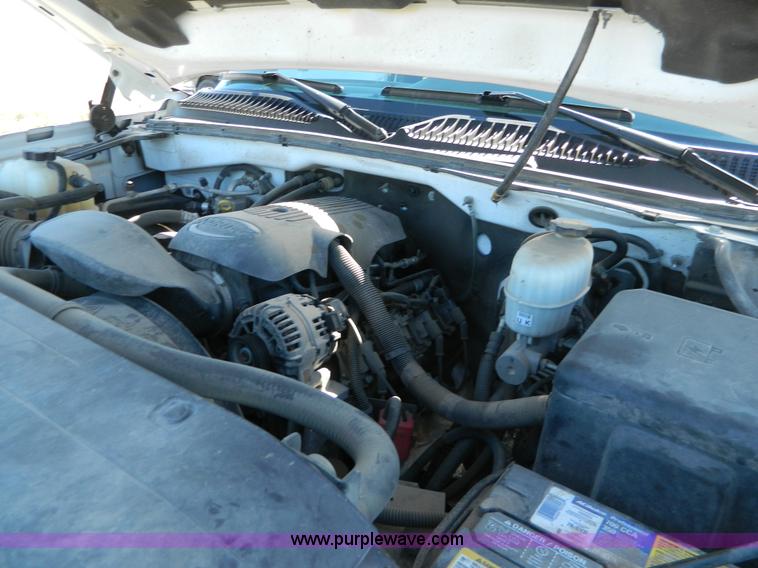 image for item B3943 2006 Chevrolet Silverado C2500HD Extended Cab pickup truck