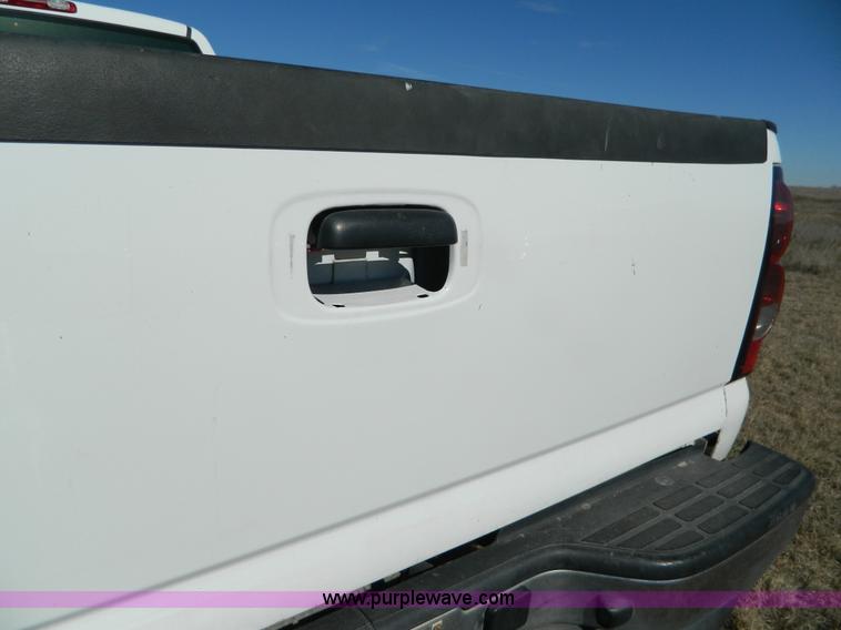 image for item B3943 2006 Chevrolet Silverado C2500HD Extended Cab pickup truck