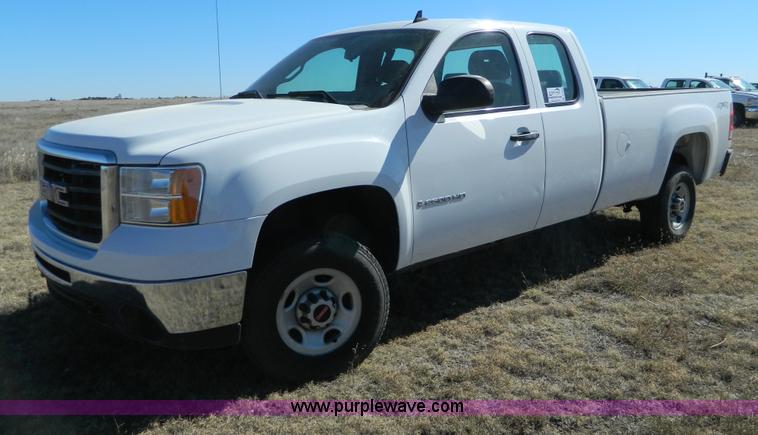 image for item B3944 2009 GMC Sierra K2500HD Extended Cab pickup truck