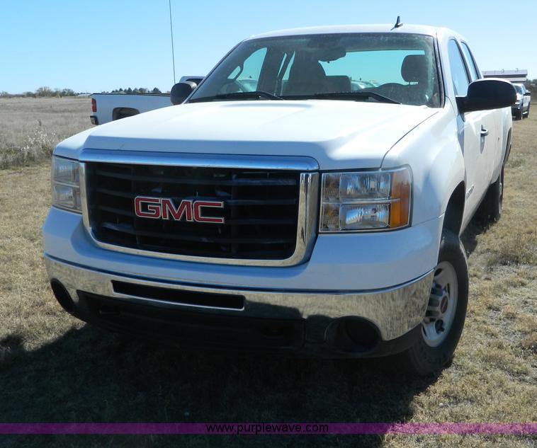 image for item B3944 2009 GMC Sierra K2500HD Extended Cab pickup truck