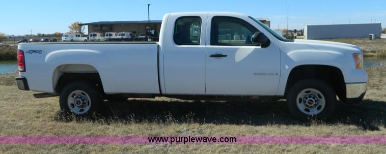 image for item B3944 2009 GMC Sierra K2500HD Extended Cab pickup truck