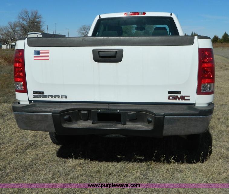 image for item B3944 2009 GMC Sierra K2500HD Extended Cab pickup truck