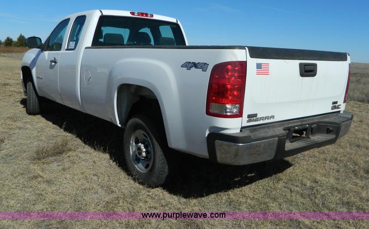 image for item B3944 2009 GMC Sierra K2500HD Extended Cab pickup truck