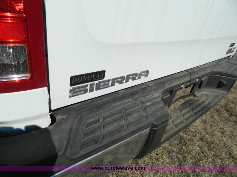 image for item B3944 2009 GMC Sierra K2500HD Extended Cab pickup truck