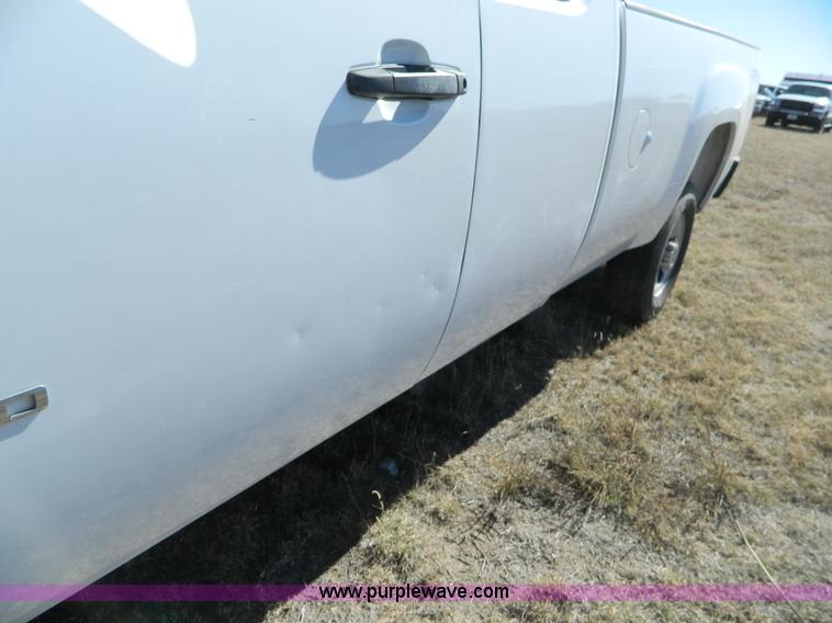 image for item B3944 2009 GMC Sierra K2500HD Extended Cab pickup truck