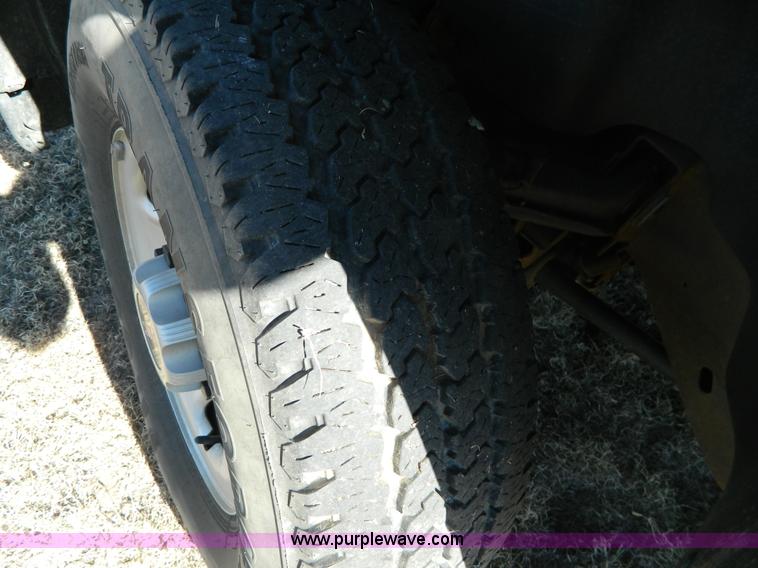 image for item B3944 2009 GMC Sierra K2500HD Extended Cab pickup truck