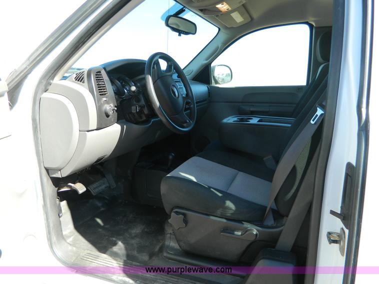 image for item B3944 2009 GMC Sierra K2500HD Extended Cab pickup truck