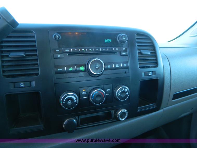 image for item B3944 2009 GMC Sierra K2500HD Extended Cab pickup truck