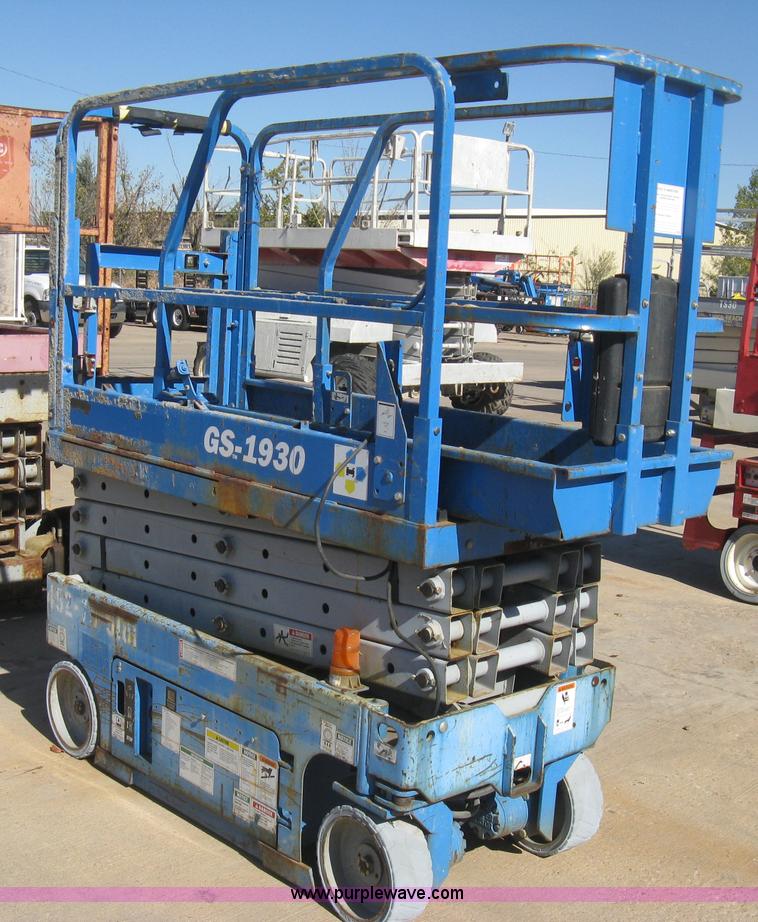 image for item B8269 2005 Genie GS-1930A scissor lift