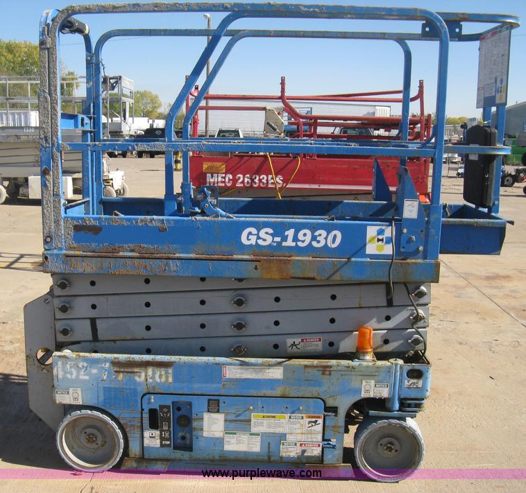 image for item B8269 2005 Genie GS-1930A scissor lift