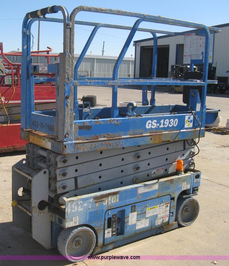 image for item B8269 2005 Genie GS-1930A scissor lift