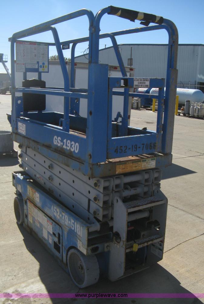 image for item B8269 2005 Genie GS-1930A scissor lift