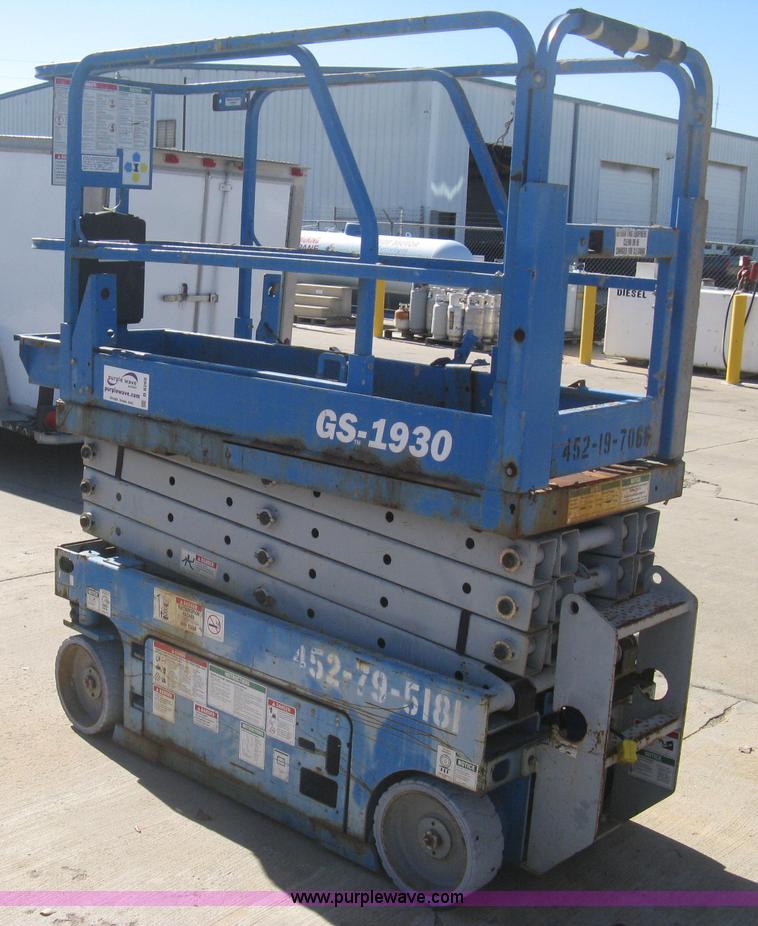 image for item B8269 2005 Genie GS-1930A scissor lift