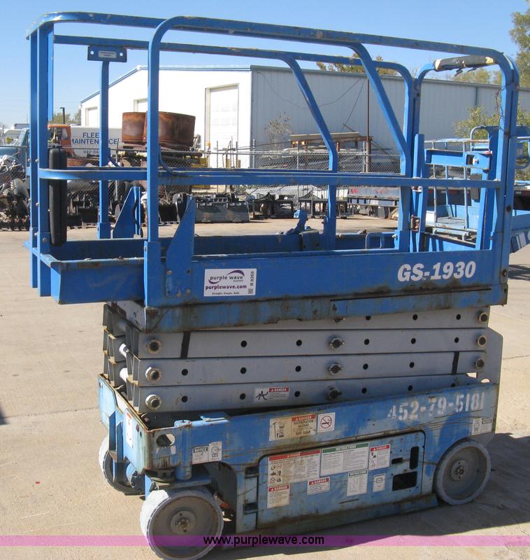 image for item B8269 2005 Genie GS-1930A scissor lift