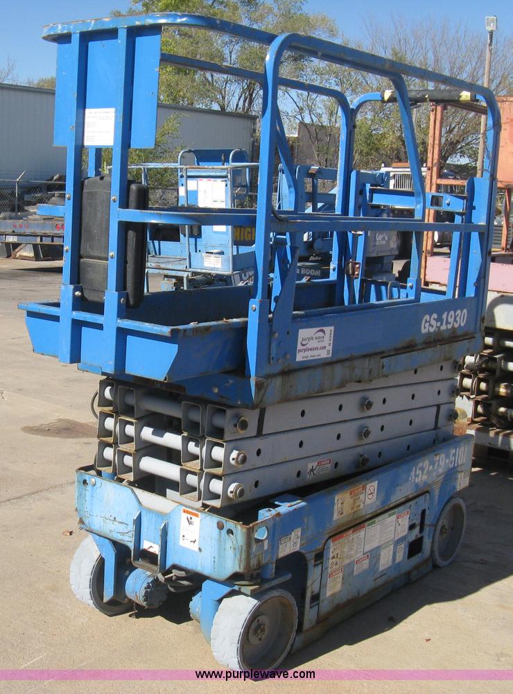image for item B8269 2005 Genie GS-1930A scissor lift