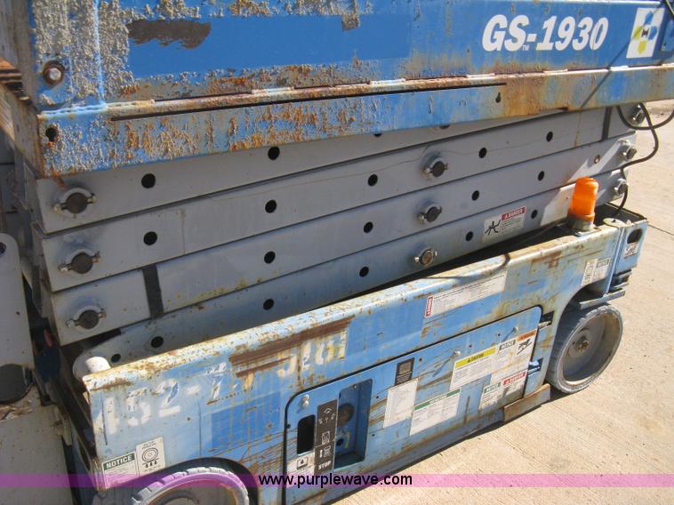 image for item B8269 2005 Genie GS-1930A scissor lift