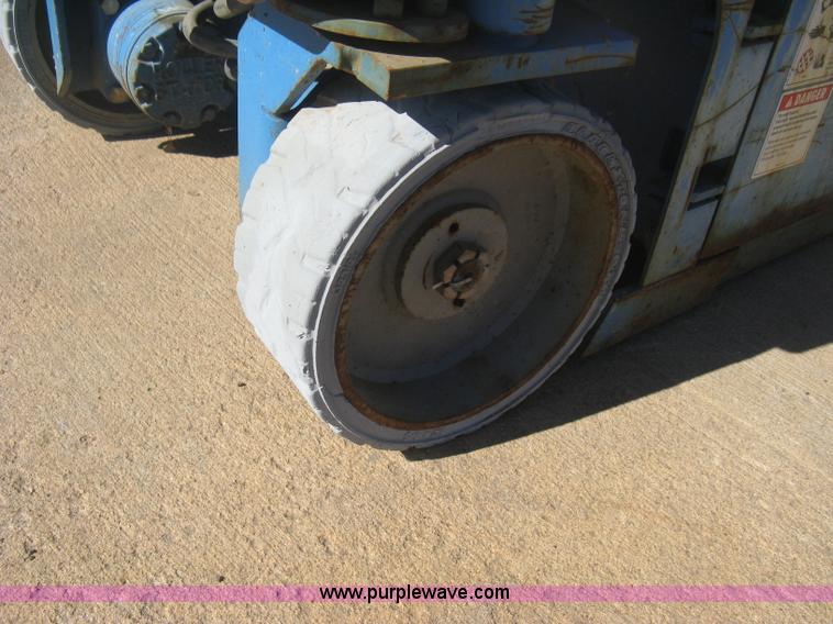 image for item B8269 2005 Genie GS-1930A scissor lift