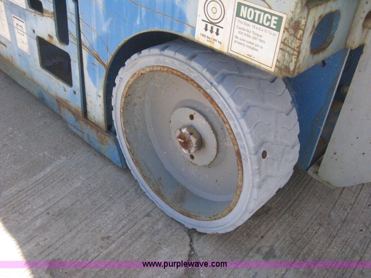 image for item B8269 2005 Genie GS-1930A scissor lift